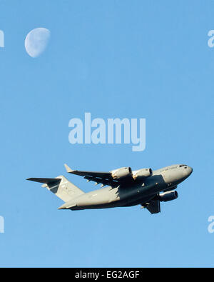 Eine c-17 Globemaster III aus dem 3. Flügel auf der gemeinsamen Basis Elmendorf-Richardson nimmt ab 22. März 2014, auf der Yokota Air Base, Japan. Das Flugzeug markiert die erste c-17, die Landung am Flughafen Sendai seit dem verheerenden Erdbeben und Tsunami am 11. März 2011.  Osakabe Yasuo Stockfoto