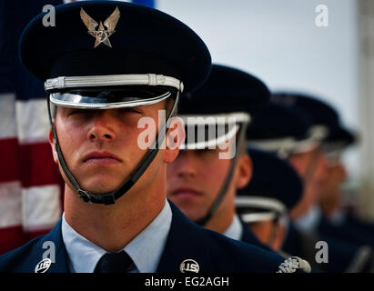 Der Eglin Air Force Base Ehrengarde wartet darauf, in den Farben bei der Abschiedsfeier für die MC-130E Combat Talon ich bringe, April 25 am Duke Field, Florida Aircrew, Betreuer und viele andere versammelt, um erinnern und verabschieden uns von den Talon ich auf seiner offiziellen Rückzug aus der Air Force. Das letzte werden fünf Krallen, gelegen am Duke Field "Talon" in Davis-Monthan Air Force Base, Arizona, bis Mitte Mai 2013 übermittelt werden.  Techn. Sgt. Samuel King Jr. Stockfoto