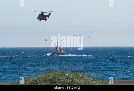 Ein US-Air Force Pararescueman entstammt einer isländischen Super Puma im Rahmen einer Feierstunde 30. Mai 2014, zum Gedenken an einer Rettungsmission an der Küste von Voldlavik, Island. Während der Mission gerettet U.S. Flieger sechs Isländer an Bord ihres Schiffes gestrandet.  Techn. Sgt. Benjamin Wilson Stockfoto