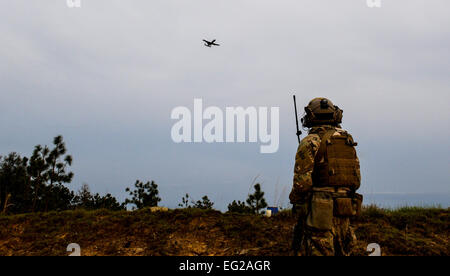 Ein Mitglied der US Air Force taktische Air Control Partei beobachtet als eine a-10 Thunderbolt II Flugzeuge fliegen Overhead während einer nahe Luft-Unterstützung-Mission während der Teilnahme an Emerald Krieger 14 in Hurlburt Field, Florida, 1. Mai 2014. Smaragd Warrior ist eine U.S. Special Operations Command geförderte zweiwöchigen Gelenk/kombinierter taktische Übung sollen realistische militärische Ausbildung in einem städtischen Umfeld zu bieten.  Senior Airman Colville McFee Stockfoto