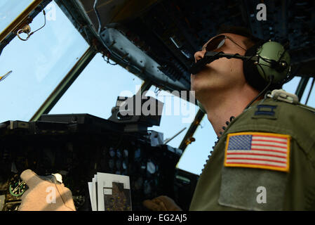 Capt Travis Wilkes, C - 130H Flugzeug Pilot zugewiesen der 36. Airlift Squadron auf der Yokota Air Base, Japan, führt eine Drehung während der Übung zu bewältigen Süden in der Nähe von Sylhet, Bangladesch, 25. Januar 2015. Süden zu bewältigen ist eine Pacific Air Forces gesponsert, bilaterale taktische Luftbrücke Übung in Bangladesch, mit einem Fokus auf kooperative Flugbetrieb, Tag und Nacht Low-Level-Navigation, taktische Airdrop und Luft-Land-Missionen sowie Subject Matter expert Austausch in den Bereichen Betrieb, Wartung und rigging Disziplinen durchgeführt.  1st Lt. Jake Bailey Stockfoto