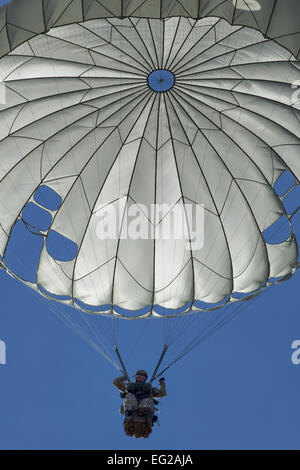 Capt Vince Koziol steigt mit dem Fallschirm nach dem Sprung aus einer c-130 Hercules in einem Sprung Woche 6. Januar 2015, auf der Yokota Air Base, Japan. Während der Woche Sprung vernetzen Mitglieder der 31. Rescue Squadron mit der 36. Airlift Squadron Mission Bereitschaft zu erhalten und Taktiken in Vorbereitung auf reale Notfälle zu retten. Koziol ist der 31. Rettung Staffelkapitän Flug.  Osakabe Yasuo "besuchen für mehr Fotos von rund um die Air Force, unsere Facebook-Seite unter facebook.com/usairforce. &amp; Quot http://facebook.com/usairforce.&amp;quot; United States Air Force Stockfoto