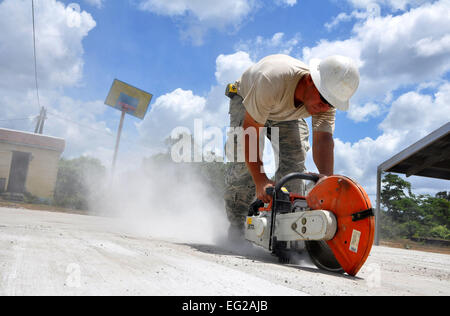 Master Sgt. Donnie Bogan sägt Schnittlinien in Beton, April 27 auf der Baustelle des Crooked Tree staatliche Grundschule in Belize. Bauingenieure aus den USA und Belize konstruieren verschiedene Strukturen an Schulen in ganz Belize als Teil einer Übung namens neue Horizonte. Bau dieser Anlagen fördern Weiterbildung für die Kinder des Landes und bieten wertvolles Training für USA und Belize Service-Mitglieder. Bogan ist ein Projekt-Manager mit der 823. Red Horse Squadron Tyndall Air Force Base, Florida  Capt Holly Hess Stockfoto