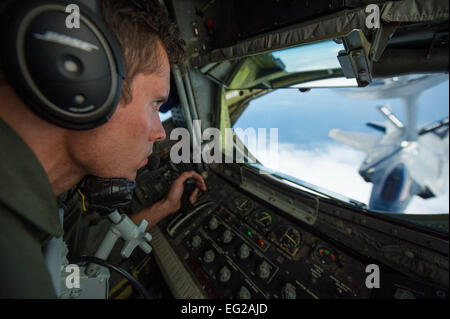 Tech Sergeant Joe Parker tankt ein F-35A Lightning II Joint Strike Fighter 16. Mai 2013, von der 58. Jagdstaffel auf der Eglin Air Force Base, Florida Der 33. Kämpfer-Flügel ist eine gemeinsame Absolvent fliegen und Wartung Training Flügel, die Luftwaffe, Marine, Marine und internationaler Partner Betreiber und Betreuer des f-35 Lightning II trainiert. Parker ist ein KC-135 Stratotanker Boom Operator aus der 336th Air Refueling Squadron, März ARB, Calif.  Master Sergeant John R. Nimmo, Sr. Stockfoto