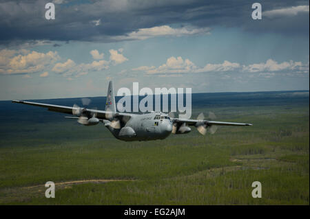 Eine c-130 Hercules-Flugzeuge Manöver zur Vermeidung von simulierten Boden-Luft-Bedrohungen während des Trainings Ahorn Flagge 47, 2. Juni 2014, in der Nähe von Canadian Forces Base Cold Lake, Alberta. Ahorn-Flagge ist eine internationale Übung entwickelt, um die Interoperabilität der c-130 Flugzeuge Mannschaften, Betreuern und Support-Spezialisten in einer simulierten Kampf Umgebung verbessern. Der c-130 erhält die 94. Airlift Wing auf der Dobbins Air Reserve Station, Ga.  Master Sergeant John R. Nimmo Sr. Stockfoto