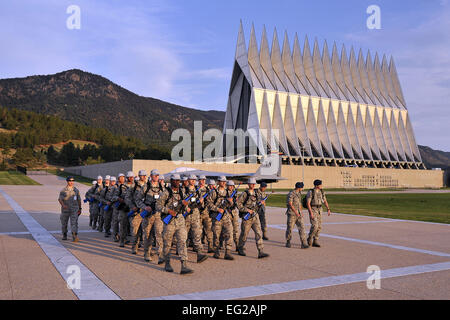 Die grundlegende Kadett Auszubildenden der US Air Force Academy Klasse 2017 März, in der Akademie Buchsen Tal Trainingsbereich auf den Feld Teil der Basic Cadet Schulung in Colorado Springs, Colorado, 22. Juli 2013 beginnen.  Ray McCoy Stockfoto