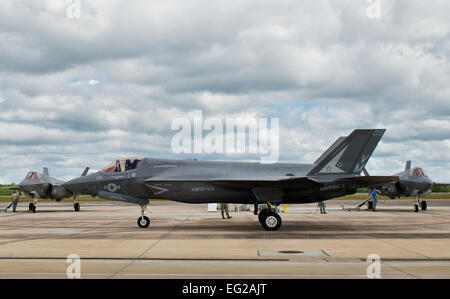 Ein Marine F-35 b Lightning II von der Marine Fighter Attack Training Squadron 501 rollt durch die 33. Fighter Wing heißen Betankung Boxenbereich, wie zwei F-35As Treibstoff an Eglin Air Force Base, Florida erhalten Alle f-35 Varianten verwenden die Betankung Bereiche in Verbindung mit der 96. Logistik Bereitschaft Squadron Brennstoffe Flug.  Samuel King Jr. Stockfoto