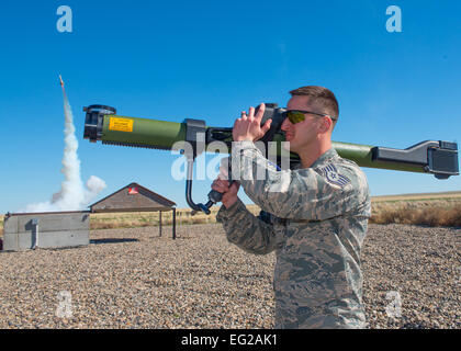 Staff Sgt Michael Sheehan feuert eine tragbare Flugzeuge Überlebensfähigkeit Trainer oder MAST, nächster Saylor Creek 13. März 2014, in Mountain Home Air Force Base, Idaho. Der MAST wird verwendet, um Besatzungen reagieren auf Oberfläche, um Luft-Raketen Bedrohungen während der live-Trainingsübungen trainieren. Mitglieder des Geschwaders 266. Bereich eine Rolle von unschätzbarem Wert in Gunfighter Flagge 14-2 durch Unterstützung in USA und Koalitionstruppen für zukünftige Bereitstellungen. Sheehan ist ein 266. RANS Betreiber Radartechniker gemahlen.  Techn. Sgt. JT Mai III Stockfoto