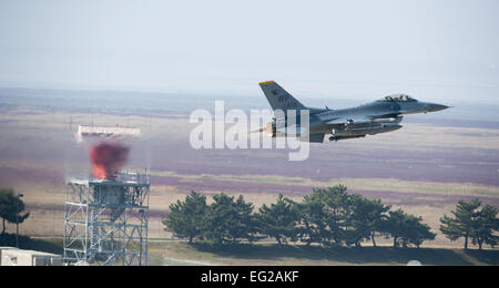 Eine f-16 Fighting Falcon zieht für einen Ausfall von Max Thunder 5. November 2013, Kunsan Air Base, Südkorea. Flieger aus der US-Luftwaffe, Marine Corps und der südkoreanische Luftwaffe setzte ihre Teilnahme an Szenarien und Planungszyklen in einer robusten Übung Einstellung, simulierten kombinierte Operationen gegen eine feindliche Kraft. Dieser kombinierte große Kraft Beschäftigung Übung beinhaltet 8. Kämpfer-Flügel f-16 Fighting Falcons, 51. Kämpfer-Flügel a-10 Blitze II und f-16 s, 18. Flügel E-3A Wachposten, Numerou, Marine Air Group 12 f-18 Hornets, AV-8 b Harriers II, 35. Luft-Verteidigung-Artillerie-Brigade Stockfoto