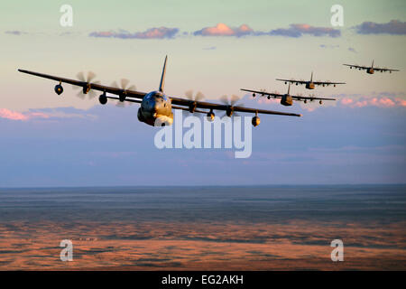 5 MC-130J Commando IIs leiten Low-Level-Bildung-Training über Clovis, NM, 5. November 2013. Die New Mexico Landschaft bietet eine optimale Trainingsumgebung für Flugzeugbesatzungen, ihre Fähigkeiten, um den Bedürfnissen der 27. Special Operations Wing zu schärfen. Die Flugzeuge sind aus der 522nd Special Operations Squadron auf Cannon Air Force Base, N.M.  Staff Sgt Matthew Plew Stockfoto