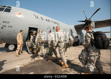 Eine Gruppe von Service-Mitglieder, darunter Soldaten der US Army Corps of Engineers' Forward Engineering Support-Team mit Sitz in Wiesbaden, Deutschland, Bretter einen c-130 Hercules bei Léopold Sédar Senghor International Airport in Dakar, Senegal, 22. Oktober 2014. Die Ingenieure sind für Liberia, gebunden, wo sie medizinische Behandlungseinheiten als Teil der Operation United Hilfe, der US Agency for International Development geführt, der gesamtstaatliche Anstrengung zur Beantwortung von Ebola-Ausbruch in Westafrika aufbauen werden.  Major Dale Greer Stockfoto