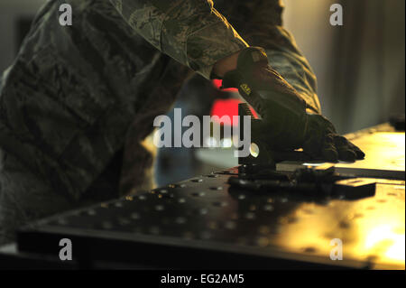 Ein Betreuer mit der 27. Special Operations Maintenance Squadron führt Wartungsarbeiten an Bearbeitungsmaschinen 18. Dezember 2014, Cannon Air Force Base, N.M. Flugzeug Metall-Technologie-Spezialisten pflegen Schweißgeräte und Jibs anpassen, Kupplungen und Schrauben zu ernähren.  Senior Airman Eboni Reece für weitere tolle Luftwaffe Fotos, besuchen Sie unsere Facebook-Seite: www.facebook.com/usairforce https://www.facebook.com/USairforce. Stockfoto