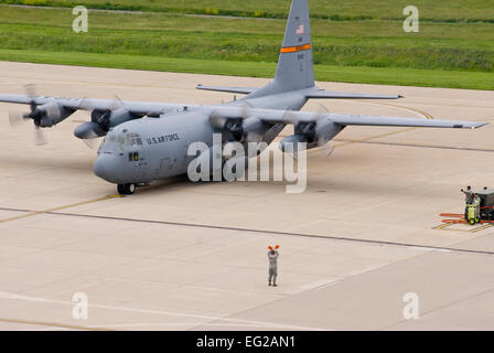 Ein Illinois Air National Guard-Hercules C - 130H 3 kommt zum Stillstand am 182. Airlift Wing Vorfeld 2. Juni 2013, in Peoria, Illinois Der Militärtransporter nahm in einem seltenen sieben-Schiff Taxi, in dem sieben Flugzeuge von der Air National Guard base in Formation flog.  Staff Sgt Lealan Buehrer Stockfoto