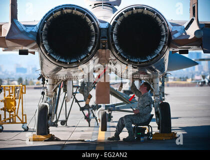 Airman 1st Class Bill Bossinger, 757. Aircraft Maintenance Squadron elektrische und Umweltsysteme Geselle, strafft Verdrahtung unter einer f-15 Eagle während der Beschäftigung Missionsphase Übung am Nellis Air Force Base, Nevada, 7. Dezember 2012. Die Übung wird nördlich von Las Vegas auf der Nevada Test und Trainingsbereich--die US-Luftwaffe premier Truppenübungsplatz mit mehr als 12.000 Quadratmeilen des Luftraums und 2,9 Millionen Hektar Land gehostet. Senior Airman Brett Clashman Stockfoto