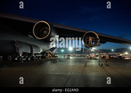 Flieger inspizieren ein Flugzeug c-5 Galaxy, nachdem es 18 Versorgung Paletten zum 455. Expeditionary Luft Port Geschwader 26. Mai 2014, in Bagram Air Field, Afghanistan geliefert. Die c-5 wird das 337th Luftbrücke Geschwader zugewiesen.  Staff Sgt Evelyn Chavez Stockfoto