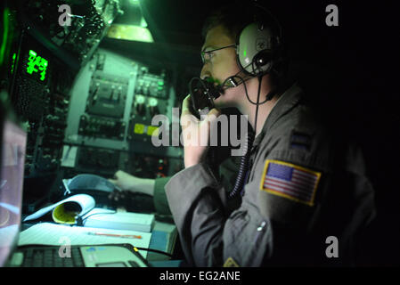 Capt Jake Morgan, eine C - 130H Flugzeug Navigator zugewiesen der 36. Airlift Squadron auf der Yokota Air Base, Japan, überwacht Funkverkehr auf Tacloban Flughafen während der Operation Damayan, 18. November 2013. Betrieb Damayan ist eine humanitäre Hilfe und Katastrophenschutz Hilfsaktion von der philippinischen Regierung geleitet und von einem multinationalen Eingreiftruppe unterstützt.  2. Lt. Jake Bailey Stockfoto