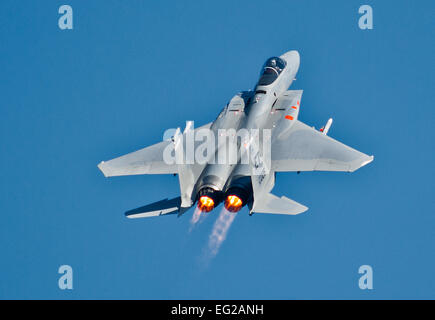 Ein 40. Flug testen Geschwader f-15 Eagle steigt bei der Mengenermittlung für einen Morgen Ausfall 23. Oktober 2014, Eglin Air Force Base, Florida Flieger von der 40. FTS fly Einsatzprüfung Missionen in die f-16 Fighting Falcon, f-15 und a-10 Thunderbolt II. 40. FTS ist der 96. Test Flügel zugeordnet.  Samuel King Jr. Stockfoto