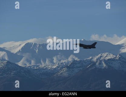 Eine f-16 Fighting Falcon zieht während einer fliegenden Training Bereitstellung 30. Januar 2015, in der Bucht von Souda, Griechenland. Das Flugzeug führte die Ausbildung im Rahmen der bilateralen Bereitstellung zwischen den griechischen und US Air forces, Interoperabilität zu entwickeln und den Zusammenhalt zwischen den zwei NATO-Partnern. Die f-16 ist das 480th Expeditionary Kämpfer-Geschwader zugewiesen.  Staff Sgt Joe W. McFadden Stockfoto