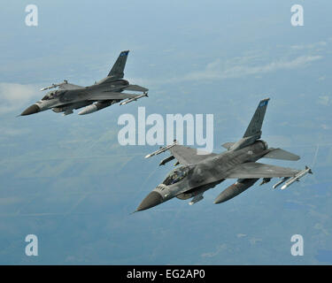 Zwei f-16 Fighting Falcons von 148. Kämpfer-Flügel aus Duluth, Minnesota, bereiten Sie fliegen in Formation hinter dem Boom von einer KC-135R Stratotanker von 128. Air Refueling Wing nach wird mitten in der Luft am 15. August 2012 betankt. Die Betankung Mission gehörte einem Arbeitgeber Incentive Flug.  Luft Nationalgardisten nominieren ihren zivilen Arbeitgebern Zeuge eine Luft tanken Mission als Maß für die vielen Dank für die Unterstützung, die der Air National Guard und die Gardisten ihren Arbeitgebern einräumen. Air Force Photo by Staff Sgt. Jeremy Wilson Stockfoto