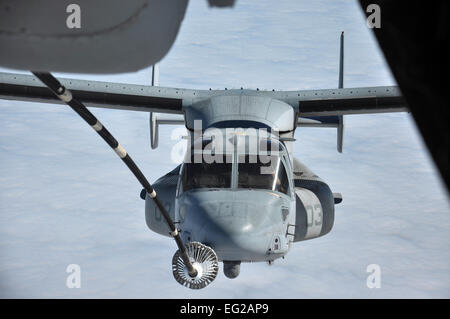 US Air Force Captain Chris Ryan und Captain Chris Montgomery fliegen ihre MV-22 Osprey die Kontaktaufnahme mit einer KC-10 Extender Drogue von Travis Air Force Base, Kalifornien, vor der Küste von San Francisco bei 10.000 Fuß 12. Oktober 2014. Dies war die erste Ausbildungsmission der betrieblichen für Travis Besatzungen einen Fischadler zu tanken. Die Piloten sind die Marine Medium Tiltrotor Squadron 165, Marine Aircraft Gruppe 16, 3rd Marine Aircraft Wing zugeordnet.  Staff Sgt Christopher Carranza Stockfoto