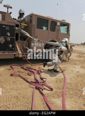 Feuerwehrleute, die 380. Bauingenieur-Geschwader zugewiesen Teilnahme an einer gemeinsamen Übung mit Feuerwehrleuten aus dem 3. Bataillon, 4. Air Defense Artillerie-Regiment 15. Juli 2011, im Südwesten Asien. Die Übung zielte darauf ab, die Feuerwehrleuten lernen, wie man effektiv zusammenarbeiten in einer Notsituation zu unterrichten. Staff Sgt Patrick Mitchell Stockfoto