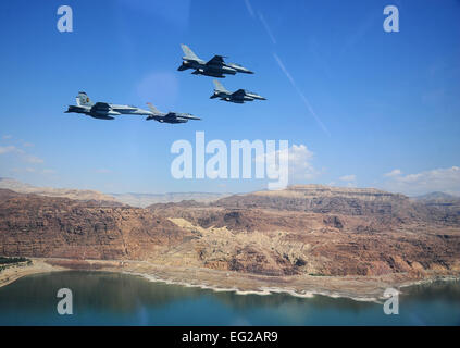 F-16 Fighting Falcons aus den USA und Royal Jordanian Air Forces, sowie eine f-18 Hornet vom US Marine Corps, fliegen in Formation während der Übung eifrig Tiger 13. Mai 2014, über dem Toten Meer in Jordanien. Veranstaltet jährlich in Jordanien, ermöglicht die Ausübung Kampfpiloten und Betreuer von auf der ganzen Welt zum Austausch von Wissen und Erhöhung der Interoperabilität und zeigen ihr Engagement für die regionale Stabilität.  Staff Sgt Roidan Carlson Stockfoto