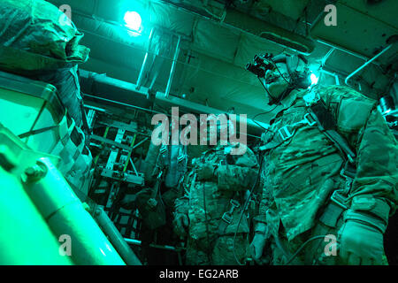 Warten Sie Senior Airman Larry Webster und Tech Sgt. Richard Mulhollen, 774th Expeditionary Airlift Squadron C - 130H Hercules zusammenarbeiten, auf grünes Licht für Ladung über eine remote Drop-Zone in der Provinz Ghazni, Afghanistan 7. Oktober 2013 freizusetzen. Webster, gebürtig Lyons, Colorado, und Mulhollen, ein Gardnerville, Nevada Native sind von Little Rock Air Force Base, Arche USAF Foto/Master Sergeant Ben Bloker bereitgestellt. Stockfoto