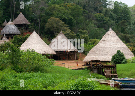 Dorfbewohner von der systemeigenen Embera Indianerstamm, Embera Dorf, Panama. Panama Embera Menschen indischen Dorf einheimische Indio indios Stockfoto