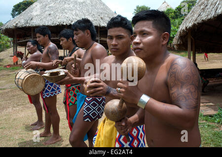 Musik und Tanz im Dorf des Stammes Native Indian Embera, Embera Dorf, Panama. Panama Embera Menschen Indian Village Stockfoto