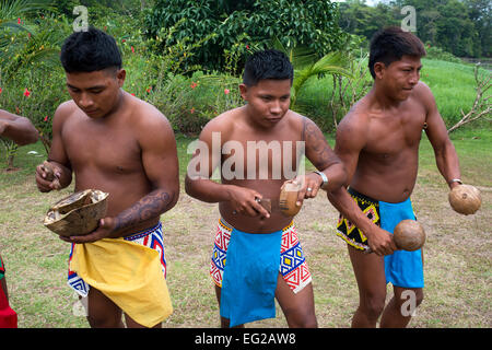 Musik und Tanz im Dorf des Stammes Native Indian Embera, Embera Dorf, Panama. Panama Embera Menschen Indian Village Stockfoto