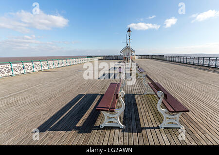 Sitzbänke am Ende der viktorianischen Pier in Penarth, Wales, UK Stockfoto