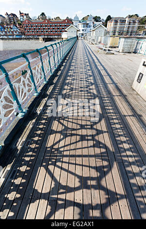 Schatten aus der viktorianischen Geländer auf dem Pier in Penarth, Wales, UK Stockfoto