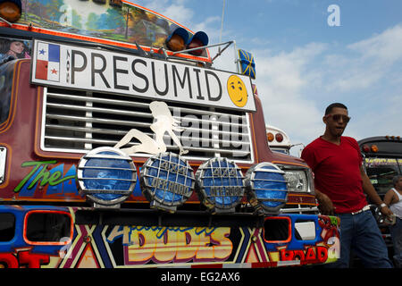 SELBSTGEFÄLLIG, EINGEBILDET, EITEL, SNOOSTY. BUS RED DEVIL DIABLO ROJO BEMALTEN BUS-PANAMA-STADT-REPUBLIK VON PANAMA. Albrok Bus Station termina Stockfoto