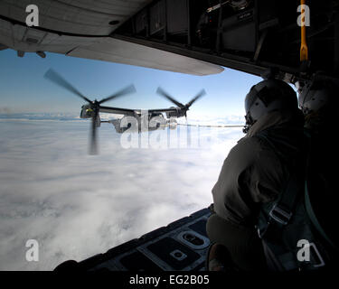 Ein CV-22 Osprey erhält Kraftstoff 21. Juni 2013, vor der Küste Grönlands durch ein 7. Special Operations Squadron MC - 130 H Combat Talon II. Das Flugzeug landete in Island während seiner Reise zur Royal Air Force Mildenhall, England, Crew Rest und Betankung ermöglichen. Die CV-22, die 7. Special Operations Squadron zugewiesen ist das erste von 10 geplant, als Bestandteil der 352. Special Operations Group-Erweiterung zu gelangen, das bis zum Ende des Jahres 2014 dauern wird.  Senior Airman Laura Yahemiak Stockfoto