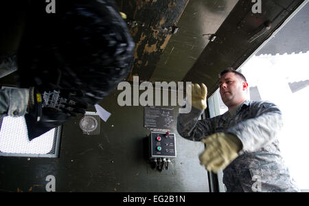 Technical Sergeant Chris Edwards, Flugingenieur mit 552 Training Squadron, Tinker Air Force Base in Oklahoma, entlädt gespendete Hilfsgüter aus der e-3 Sentry Airborne Warning and Control System Flugzeug 23. Mai 2013. Die gespendeten Versorgungsmaterialien wurden eingeflogen von Davis-Monthan AFB, ARIZ., nachdem ein Tornado mit Windgeschwindigkeiten von 200 bis 210 km/h Moore, Oklahoma, 20. Mai 2013 getroffen. Edwards ist ursprünglich von Spokane, Washington  Techn. Sgt. Bradley C. Church Stockfoto