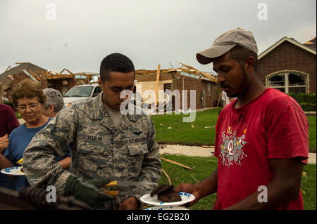 Air Force Airman 1st Class Edgar Aguilar dient Nahrung für Menschen in den betroffenen Gebieten 23. Mai 2013. Die verheerende Tornado beschädigt mehr als 13.000 Häuser in Moore, Okla, Mai 20. Aguilar ist der 963rd in der Luft Air Control Squadron bei Tinker Air Force Base in Oklahoma, zugeordnet und seine Heimatstadt ist El Paso, Texas.  Staff Sgt Jonathan Snyder Stockfoto