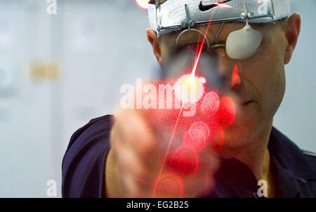 Major Eli Bremer, laufen Sehenswürdigkeiten seiner Laser-Pistole beim Schießen auf die modernen Fünfkämpfer Olympic Training Center, Colorado Springs, Co aus 10 Meter Entfernung zwischen 3000 lfm erschossen. Techn. Sgt Bennie J. Davis III Stockfoto