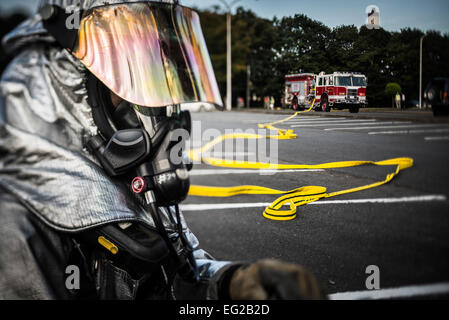 Ein Feuerwehrmann aus der 374th Bauingenieur-Geschwader hält nach der Reaktion auf eine simulierte Bus Feuer während einer Katastrophenschutz-Übung am Yokota Air Base, Japan, 5. Oktober 2012. Die einstündige Übung gab Rettungskräfte eine Chance, Praxis arbeiten zusammen, um Leben zu retten.  Techn. Sgt. Samuel Morse Stockfoto