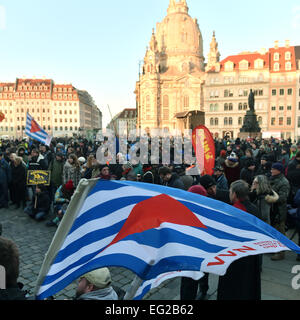 Dresden, Deutschland. 13. Februar 2015. Teilnehmer, die Teilnahme an einer Veranstaltung aus dem Verein "Dresdner Nazi-frei" halten eine Flagge der VVN (Vereinigung der verfolgte des Nazi-Regimes/Verband der Antifaschisten) in Dresden, Deutschland, 13. Februar 2015. Da für die Spuren der Täter Memorial Walk am 13. Februar 2011 "Dresden Nazi-freien" genannt hat. Die Bombardierung der Stadt wird auf zahlreichen Veranstaltungen gedacht. Am 13. und 14. Februar 1945 eingeebnet alliierter Bomber Dresden in Schutt und Asche. Bis zu 25.000 Menschen ihr Leben verloren. Foto: Hendrik Schmidt/Dpa/Alamy Live News Stockfoto