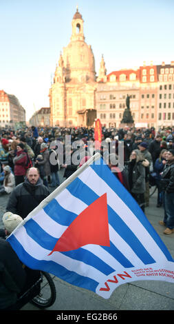 Dresden, Deutschland. 13. Februar 2015. Teilnehmer, die Teilnahme an einer Veranstaltung aus dem Verein "Dresdner Nazi-frei" halten eine Flagge der VVN (Vereinigung der verfolgte des Nazi-Regimes/Verband der Antifaschisten) in Dresden, Deutschland, 13. Februar 2015. Da für die Spuren der Täter Memorial Walk am 13. Februar 2011 "Dresden Nazi-freien" genannt hat. Die Bombardierung der Stadt wird auf zahlreichen Veranstaltungen gedacht. Am 13. und 14. Februar 1945 eingeebnet alliierter Bomber Dresden in Schutt und Asche. Bis zu 25.000 Menschen ihr Leben verloren. Foto: Hendrik Schmidt/Dpa/Alamy Live News Stockfoto