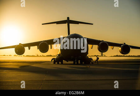 Ein Aircrew Mitglied aus der 437th Airlift Wing Bretter eine c-17 Globemaster III während einer Übung 10. April 2013, bei Joint Base Charleston, S.C. 13 c-17 beteiligte sich an der Übung, die Versorgung aus der Luft, Luftbetankung und Low-Level-taktisches Training enthalten. Die Übung ist eine Gesamt-Kraft-Anstrengung mit Besatzungen bestehend aus aktiven Dienst Flieger aus der 437th Airlift Wing und Reserve-Flieger aus dem 315th Luftbrücke Flügel. Die Besatzungen abgeschlossen mehr als 600 Ausbildungsanforderungen an einem einzigen Tag.  Senior Airman George Goslin Stockfoto