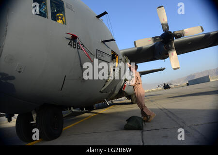 US Air Force Captain Frank Von Heiland, 41. Expeditionary elektronischer Kampf Geschwader-Co-Pilot, eröffnet die Besatzung des Flugzeuges EC - 130 H Kompass rufen bei Bagram Airfield, Afghanistan, 12. September 2014. Die 41 bietet EECS premier Counter Kommunikationsfunktionen elektronische Angriff. Von Heiland wird bereitgestellt von Davis-Monthan Air Force Base, Arizona, und stammt aus Anaheim, Kalifornien  Staff Sgt Evelyn Chavez Stockfoto