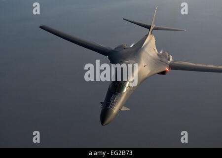 Oberstleutnant Sloan Hollis Manöver einen B-1 b Lancer Bomber in Südafghanistan, 6. November 2013. Hollis ist ein 379th Expeditionary Operations Support Staffelkapitän und Pilot. Master Sergeant Ben Bloker Stockfoto