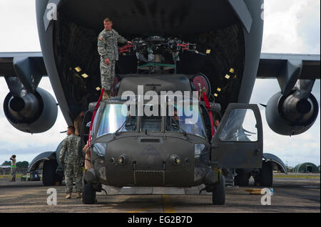 Service-Mitglieder entladen ein US Army UH-60 Black Hawk von einem US-Luftwaffe c-17 Globemaster III 30. Oktober 2014, während Betrieb vereint. Die US Africa Command-geführten Operation bietet Befehl und Steuerung, Logistik, Schulung und technische Unterstützung der US-Regierung Bemühungen um das Ebola-Virus-Ausbruch in westafrikanischen Nationen enthalten.  Staff Sgt Gustavo Gonzalez Stockfoto