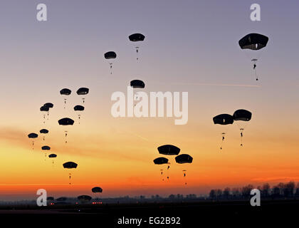 Fallschirmjäger vom 1. Bataillon, 503. Infanterieregiment und 173rd Airborne Brigade Combat Team, bereiten Sie landen nach dem Sprung aus einer c-130 Hercules 11. Dezember 2013, bei Rivolta italienischen Air Force base, Italien. Flieger aus Ramstein Air Base, Deutschland und der 31. Kämpfer-Flügel auf Aviano Air Base, Italien, eine Partnerschaft mit Soldaten der US Army in Vicenza, Flugplatz Beschlagnahme Trainingsbetrieb während einer zweiwöchigen Luftnahunterstützung training Übung durchzuführen.  Senior Airman Briana Jones Stockfoto