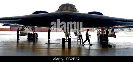 Crew Häuptlinge aus dem 509. Aircraft Maintenance Squadron und 131. Bombe Flügel durchzuführen eine Phase-Inspektion auf einem US Luftwaffe b-2 Spirit Bombenflugzeuge auf der Whiteman Air Force Base, Mo., 12. Juli 2012. Alle 1.000 Flugstunden muss die b-2 "auf der Suche nach Abweichungen, die große Schäden verursachen könnten aufgehoben werden".  Senior Airman Nick Wilson Stockfoto