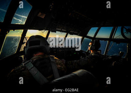 MC - 130H Talon II Piloten aus dem 15. Special Operations Squadron in Hurlburt Field, Florida, fliegen eine Ausbildungsmission über San Diego, Kalifornien, 5. November 2014. Das 1st Special Operations Wing führte seinen vierten Quartal Notfall Bereitstellung Bereitschaft Übung.  Senior Airman Christopher Callaway Stockfoto