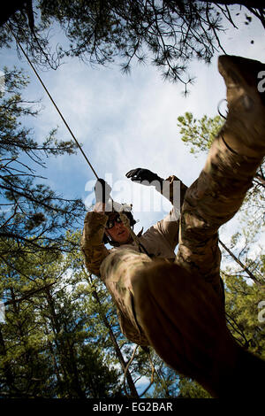 Ein Pararescueman aus der 58. Rescue Squadron aus Nellis Air Force Base, Nevada, führt Baum Milchspendereflex Vorgänge 5. Mai 2014, am Camp Navajo, Arizona, in einem Teil der Übung Angel Thunder. Im Jahr 2006 durchgeführt Davis-Monthan Air Force Base, Arizona, die erste Angel Thunder als Basis-spezifische Übung. Es hat sich seitdem zu den größten und realistischste Gemeinschaftsdienst, multinationale, ressortübergreifende Bekämpfung Such- und Bewegung in der Welt.  Personal. Sgt. Jamal D. Sutter Stockfoto