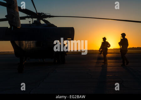 US Air Force Pararescuemen gehen in Richtung einer HH - 60G Pave Hawk 9. Oktober 2014, bei Avon Park Air Force Range, Florida Die PJs aus der 38. Rescue Squadron, werden im Notfall medizinische Taktik sowie Kampf- und Überleben Fähigkeiten geschult.  von Flieger 1. Klasse Ryan Callaghan Stockfoto