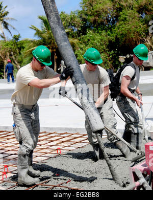 Kadetten der US Air Force Academy Gießen Sie Beton während einem Tag Arbeit mit der 554th RED HORSE Squadron auf der Andersen Air Force Base, Guam, 31. Mai 2012. Die Kadetten sind Teil des Programms Field Engineering und Bereitschaft Labor für Kadetten mit einem technischen Schwerpunkt.  Senior Airman Jeffrey Schultze Stockfoto